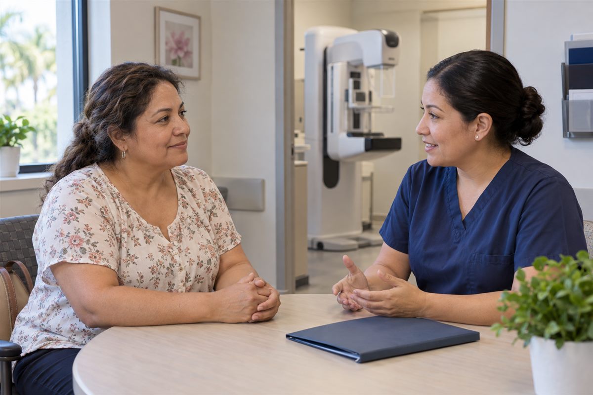 Una mujer conversa con una técnica antes de una mamografía en una clínica de Florida